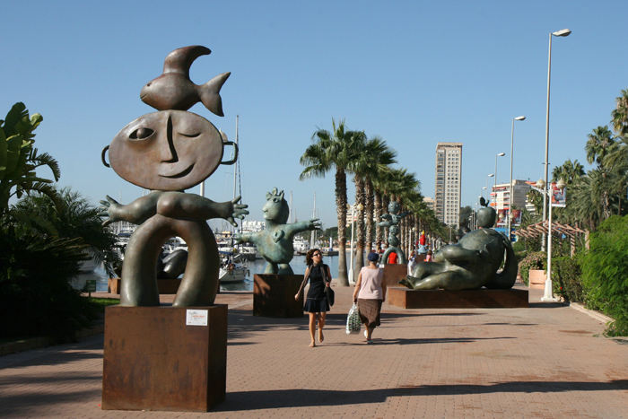 På strandpromenaden i Alicante var der en del sjove skulpturer. Det var for øvrigt en rigtig flot promenade.