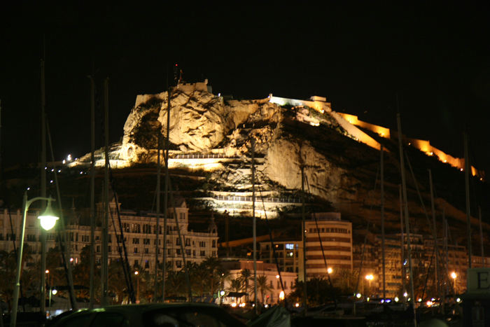 Da vi lå i Alicante, havde vi en flot udsigt til middelalderborgen Santa Barbara på toppen af den 166 meter høje klippe Benacantil. Der var lys på borgen om aftenen. 