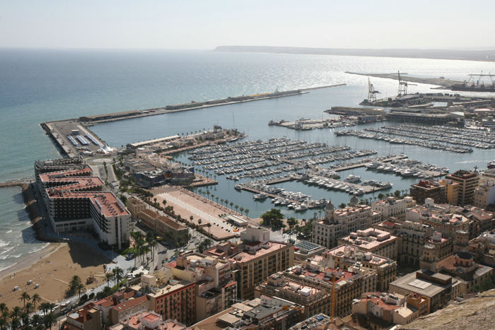 Udsigten oppe fra borgen Santa Barbara ned over de to marinaer i Alicante. Vi lå i den nærmeste marina. Marinaen var godt beskyttet af lange moler. 