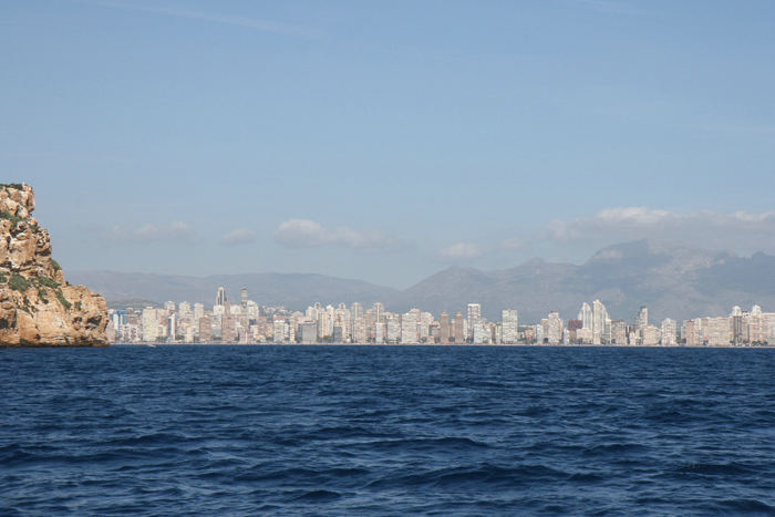 Der var MANGE hoteller og ferielejligheder langs Costa Blanca. Her det kendte feriested Benidorm. 