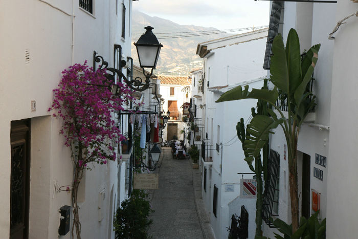 En af de hyggelige smalle gader i Altea, der til forveksling ligner en af de hvide landsbyer i Andalusien.  