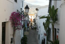 En af de hyggelige smalle gader i Altea, der til forveksling ligner en af de hvide landsbyer i Andalusien.  