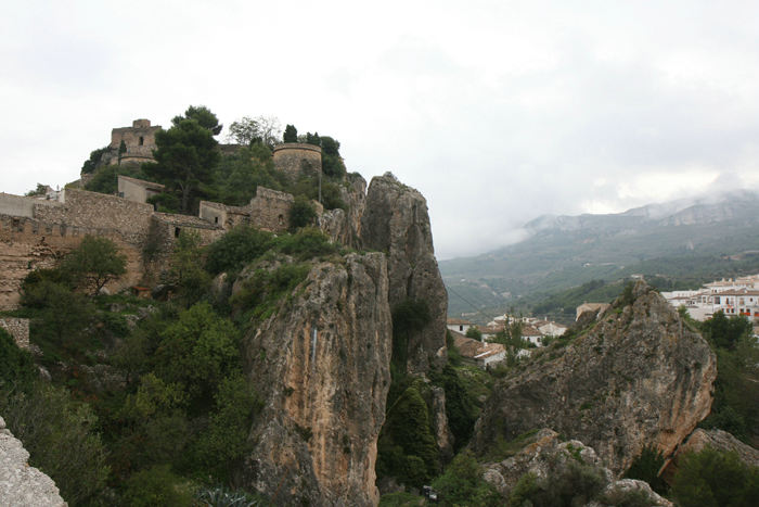 På toppen af en klippe i den lille bjergby Guadalest ligger ruinerne af borgen Castell de Guadalest. Der er kun adgang til den øverste del af byen gennem et hul i klippevæggen. 