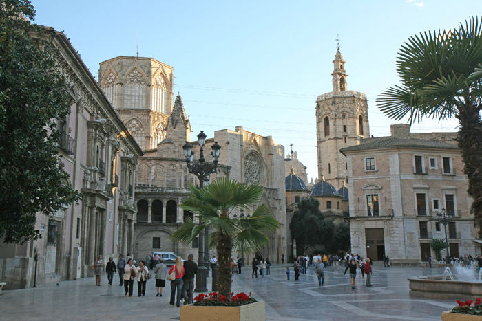 Valencia – Plaza de la Virgen med den store katedral i baggrunden og kirken Nuestra Señora de los Desamparados til venstre.   