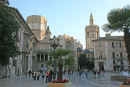 Valencia – Plaza de la Virgen med den store katedral i baggrunden og kirken Nuestra Señora de los Desamparados til venstre.   