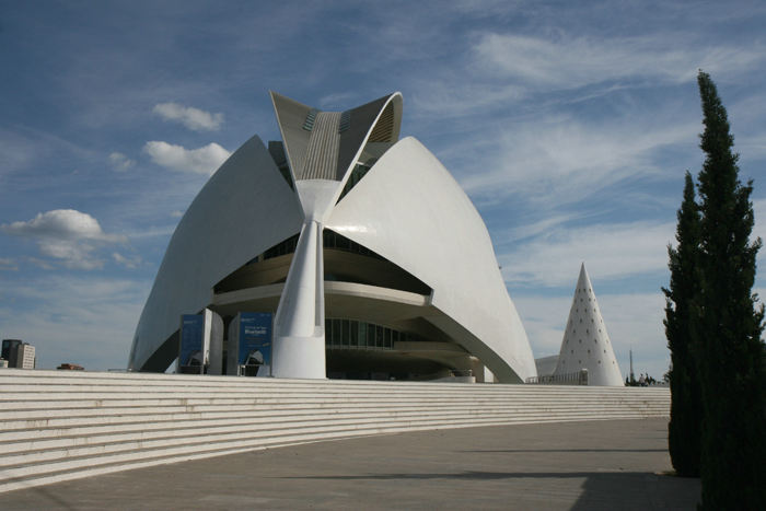 Palau de les Arts Reina Sofia er Valencias opera og koncerthus. Det er formen på en oldgræsk krigshjelm, der har inspireret Santiago Calatrava til denne flotte bygning.