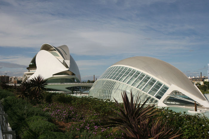 L’Hemisfèric i Valencia – Det menneskelige øje har inspireret til denne bygning. En stor oval glasskal skærmer for et kuglerundt øjeæble, der rummer en iMax-biograf.