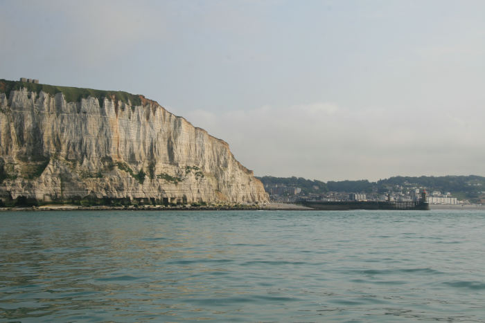 Frankrigs nordkyst består af høje kalkklinter (som Møns Klint). Her nærmer vi os Fecamp, hvor der er et hul i klinterne.