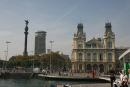 For enden af Rambla’en i Barcelona, hvor vi lå med båden, står en statue af Columbus. Han står og skuer ud over havnen og havet. Bygningen til højre er det gamle havnekontor.  