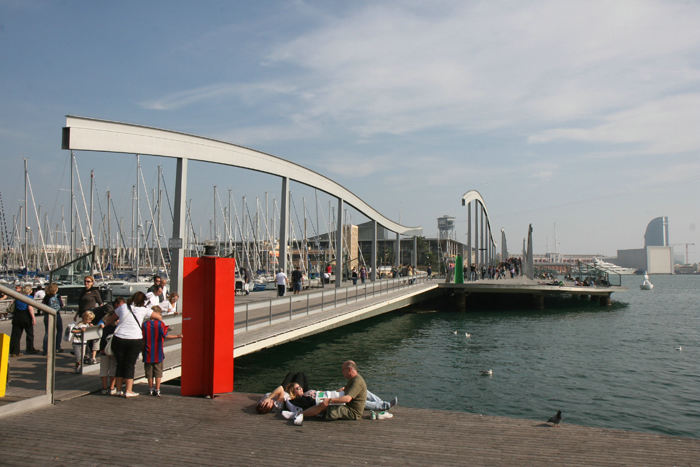 Rambla’en i Barcelona er i 1994 blevet forlænget ud over havnen med en drejebro – Rambla de Mar – som skulle åbne, for at bådene kunne komme ind og ud af marinaen, hvor vi lå.  