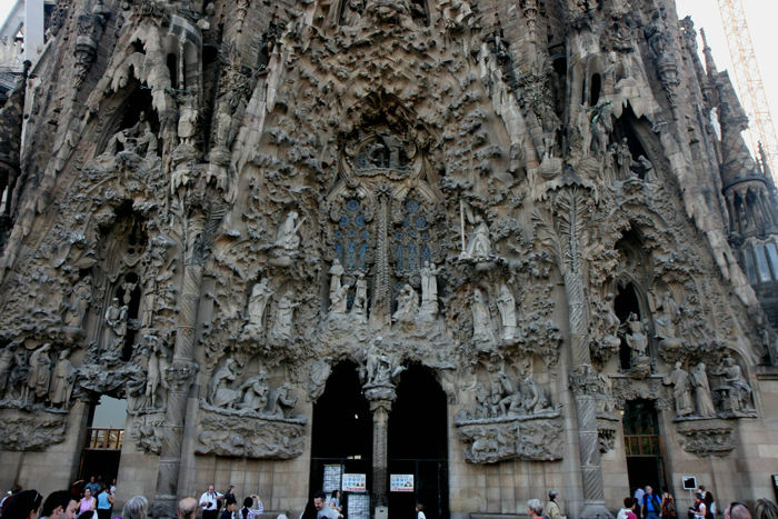 La Sagrada Familia’s østfacade kaldet: ”Fachada del Nacimiento” - fødsels-facaden var færdig i 1929. De er i gang med at renovere den, mens der bygges videre på resten af kirken. 