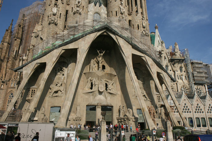 Vestfacaden på La Sagrada Familia, ”La Pasiòn”, der repræsenterer Jesu lidelse og død, er næsten færdig. Den nåede Gaudi at tegne inden sin død i 1926.  
