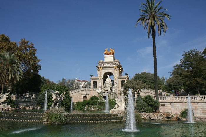 Parc de la Ciutadella blev anlagt i forbindelse med verdensudstillingen i 1888. Inde i parken er der et stort springvand, hvor Gaudi også har haft en finger med ved udformningen.