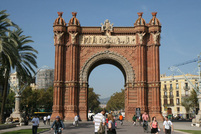 I nærheden af Parc de la Ciutadella findes Arc de Triumf – triumfbuen, der er opført i forbindelse med verdensudstillingen i 1888.