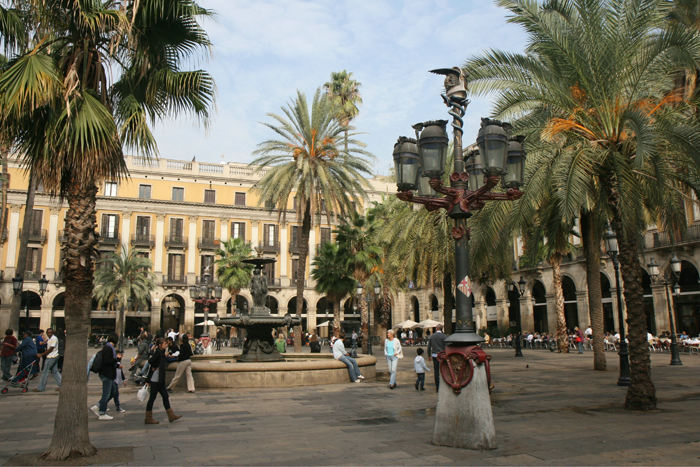 Plads Reial i Barcelona, en rigtig flot plads med masser af liv. Der er hyggelige restauranter inde under hvælvingerne rundt om pladsen.