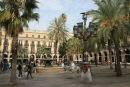 Plads Reial i Barcelona, en rigtig flot plads med masser af liv. Der er hyggelige restauranter inde under hvælvingerne rundt om pladsen.