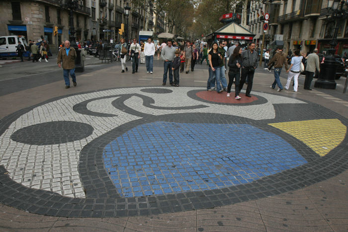 Midt på Rambla’en i Barcelona er der en mosaik fra 1977 tegnet af Joan Miró, så vi har trampet hen over en ægte Miró.