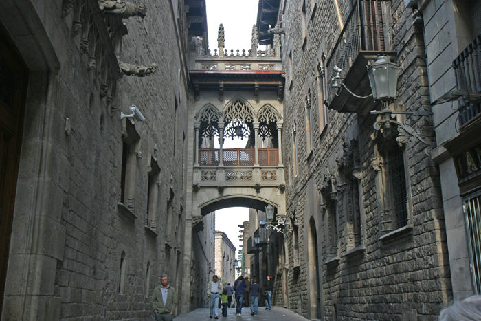 En af de smalle gader i nærheden af La Catedral de Barcelona. 