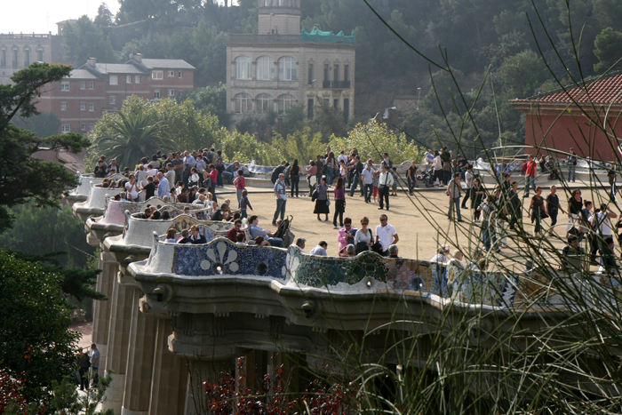 I Park Güell findes, efter sigende, verdens længste bænk, der har form som en drage, der beskytter parken. Der var en flot udsigt ud over Barcelona fra bænken. 
