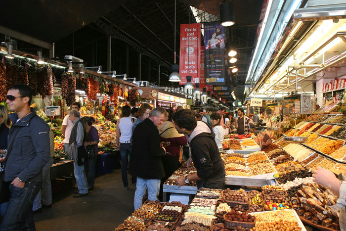 Et kik ned gennem en af ”gaderne” i Mercat Sant Josep. Lige for et imponerende udvalg af slik og chokolade.