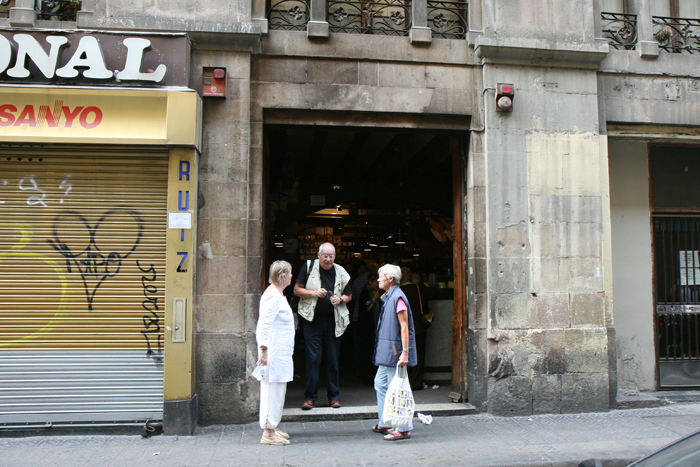 Can Paixano – en cava bar i Barcelona. Vi havde forsøgt at finde den dagen før, men der var den lukket, og vi troede, at den var nedlagt. Det er umuligt at lokalisere den, når porten er lukket.