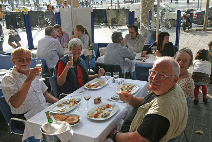Vi fandt en rigtig fin fiskerestaurant i La Barceloneta bydelen i Barcelona. Det var en meget positiv oplevelse og en rigtig dejlig middag. Hele besætningen nød den dejlige fiskeret. 