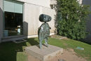 En af de sjove figurer lavet af Joan Miró. Den står ved indgangen til hans museum, der rummer både malerier, skulpturer, keramik og meget andet. 