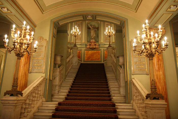 Det er muligt at få en guidet tur i Gran Teatre del Liceu, operaen i Barcelona. Den brændte sidste gang i 1994; men blev genopført i sin oprindelige stil og genåbnet i 1999.  