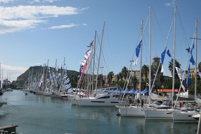 Et billede fra bådudstillingen ”Salon Nautico” i Barcelona. Udstillingen er delt op i 3 dele. En flydende udstilling med sejlbåde, en med motorbåde og en indendørs udstilling.