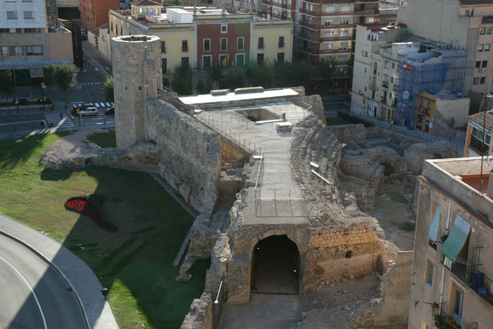 Tarragona er en meget historisk by; den har oprindelig været hovedstad for den vestlige del af romerriget, og der findes et utal af minder fra den tid. Her en del af den gamle bymur. 