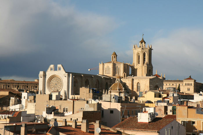 Katedralen i Tarragona set oppe fra toppen af Pretori Romà, et tårn i forbindelse med bymuren, hvor der nu er indrettet museum. 