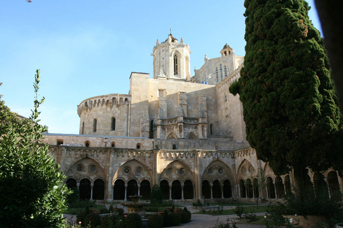 Et billede inde fra klostergården i Tarragona. I forbindelse med katedralen er der opført et stort kloster.