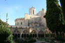 Et billede inde fra klostergården i Tarragona. I forbindelse med katedralen er der opført et stort kloster.