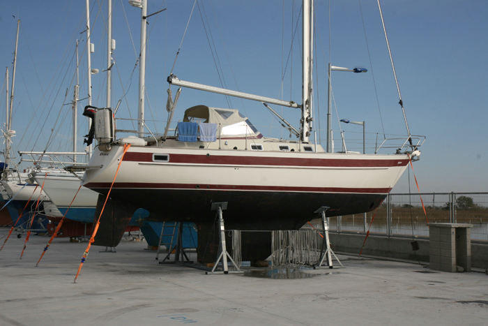 Nausikaa på land i Sant Carles Marina. Den blev tøjret godt, så snart den var kommet på land. 