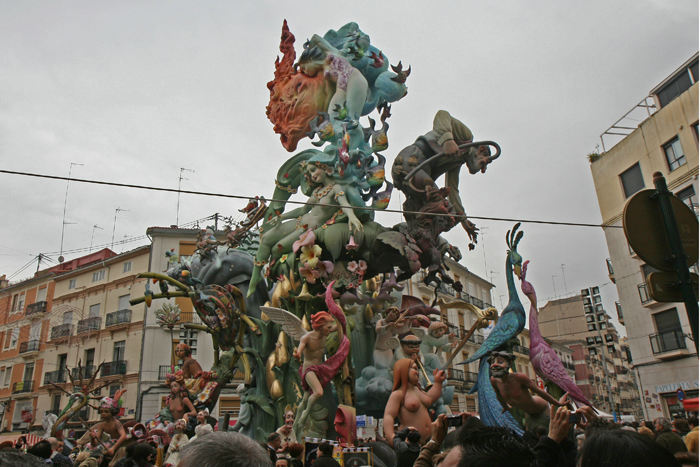 Der gives præmie for bedste skulptur. Her ”Rumbo al Paraiso” , der vandt i 2010. Oprindelig holdt man festen for at fejre håndværkernes skytshelgen Sankt Josef, ved at afbrænde affald i gaderne.   