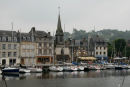 I Honfleur fik vi en plads lige neden for Musée de la Marine. Her var noget mere roligt end på modsatte side af havebassinet, hvor gæstebroen var. 