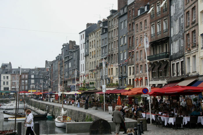 Gæstebroen i Honfleur, den ligger lige neden for alle restauranterne. Der var lidt livligt om aftenen.