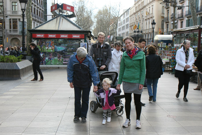 Hele familien på travetur op ad Ramblaen i Barcelona. Hvis solen ikke var fremme, var det lidt køligt; noget køligere end normalt, efter hvad de lokale siger.  