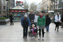 Hele familien på travetur op ad Ramblaen i Barcelona. Hvis solen ikke var fremme, var det lidt køligt; noget køligere end normalt, efter hvad de lokale siger.  
