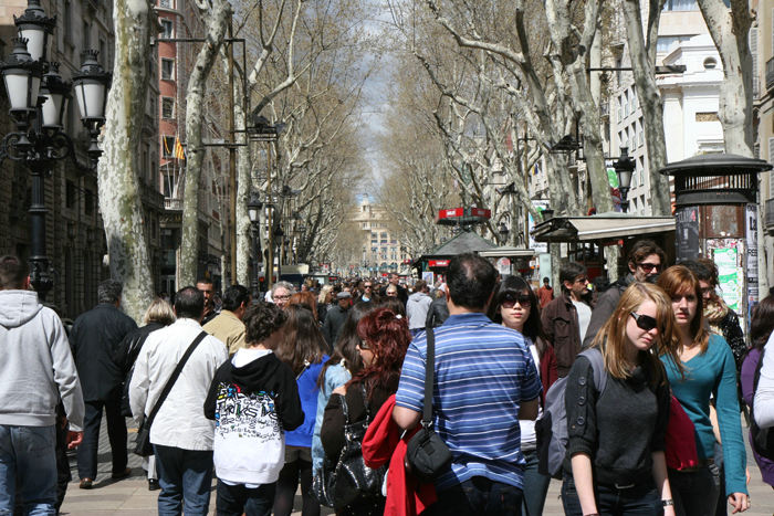 Der var ofte trængsel på Ramblaen. Da vi ankom til Barcelona før påske, var træerne kun lige begyndt at springe ud; men der skete meget hver dag og de var lysegrønne, inden vi forlod byen.