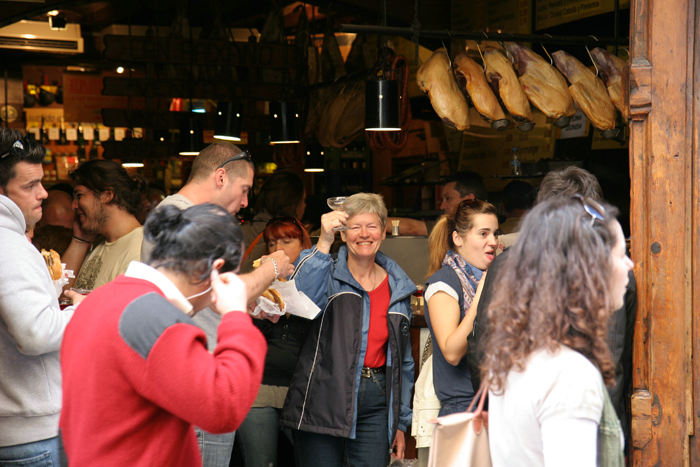 Cavabaren Can Paixano i Barcelona. Uanset, hvor megen trængsel, der er inde i baren, må man ikke tage et glas med ud på fortovet. Det tillades ikke.  (Foto Jakob)
