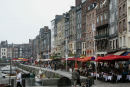Gæstebroen i Honfleur, den ligger lige neden for alle restauranterne. Der var lidt livligt om aftenen.
