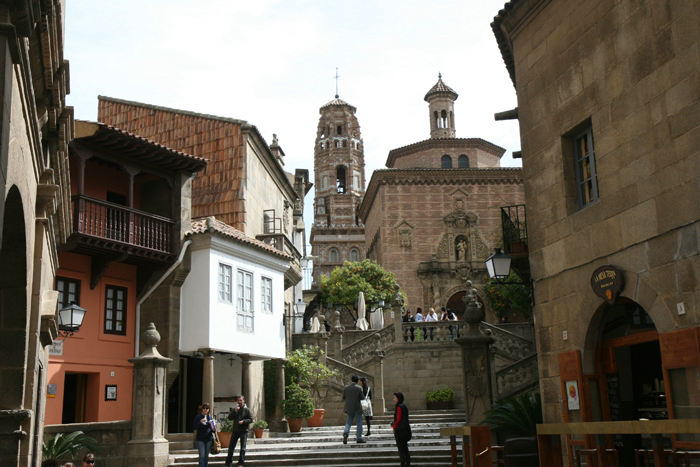 Poble Espanyol, der er bygget i forbindelse med verdensudstillingen i 1929. Ideen med Poble Espanyol (Den Spanske Landsby) var at vise byggestilen rundt om i Spanien.