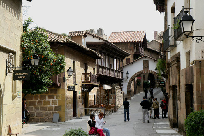 Det var meningen, at Poble Espanyol skulle rives ned efter at verdensudstillingen var slut; men på grund af dens popularitet, fik den lov til at blive stående. Det var den mest populære attraktion.  