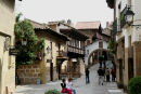 Det var meningen, at Poble Espanyol skulle rives ned efter at verdensudstillingen var slut; men på grund af dens popularitet, fik den lov til at blive stående. Det var den mest populære attraktion.  
