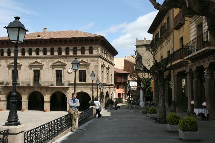 Husene i Poble Espanyol er tro kopier af huse fra de forskellige regioner i Spanien. Her er det Plaza Mayor fra Madrid - dog i en lidt mindre udgave. 