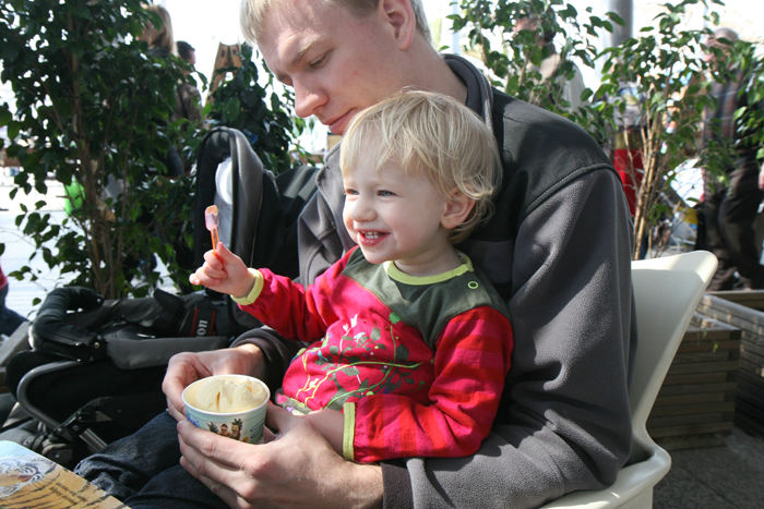 Det var på denne påskeferie, at Julie lige skulle smage det, mor gik og spiste, og så var det slut med at have sin is i fred. Det endte med, at hun måtte have sin egen is.