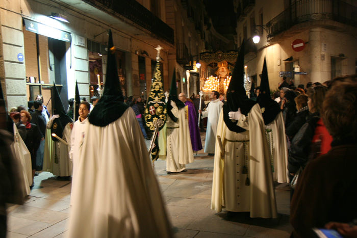 Mange af deltagerne i Påskeprocessionerne bærer høje, spidse hatte, der helt skjuler deres ansigt. Hver procession har deres eget orkester med på turen, nogle havde sækkepiber med.  