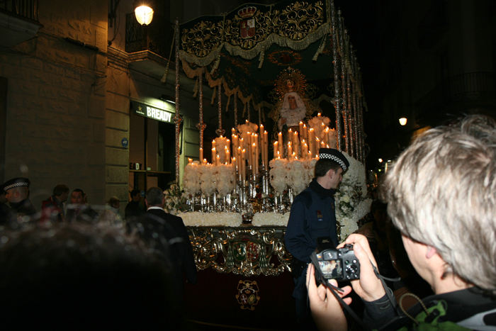 Madonnaen bæres rundt af en flok mænd. Det er en kæmpe opsats, der vejer meget, så der gøres ofte holdt, så de kan strække benene og hvile lidt. Madonnaen er omgivet af levende lys.