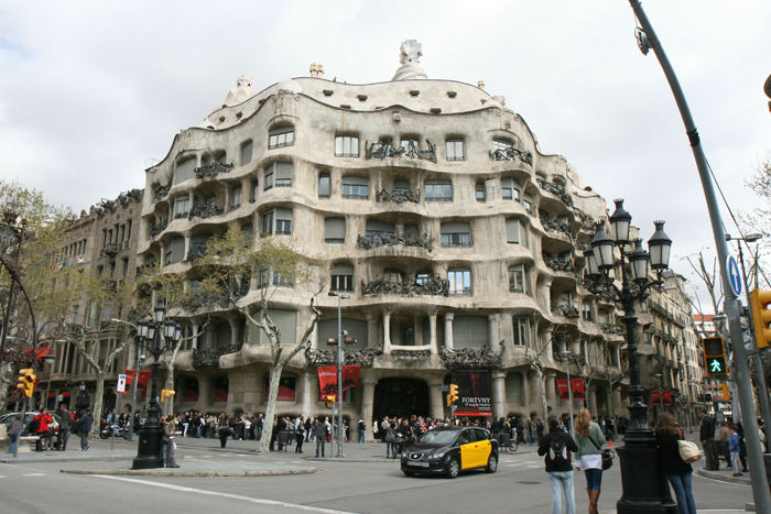 Casa Milà, et af de mange huse i Barcelona, som Gaudí har tegnet. Man har mulighed for at komme op på taget af Casa Milà; men læg mærke til køen, så det opgav vi.